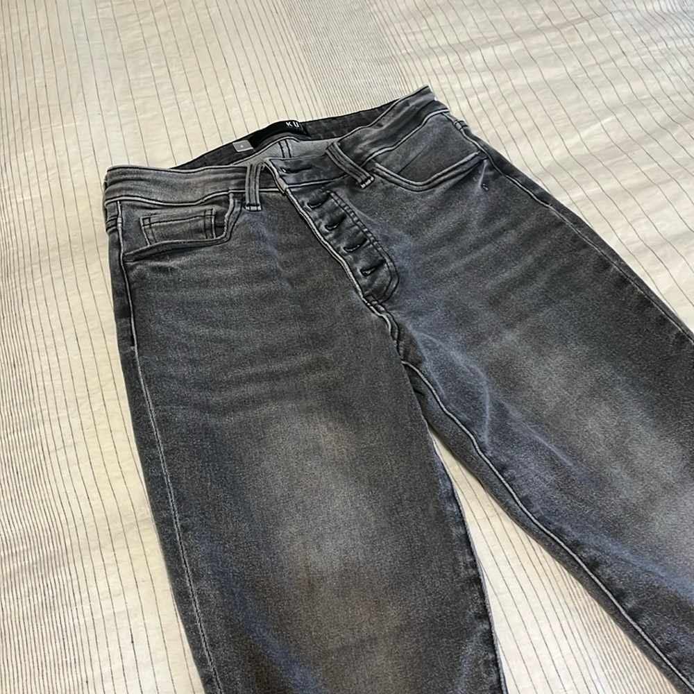 Kut from the Kloth grey jeans with a button up fly. Mid waist. Size 4.